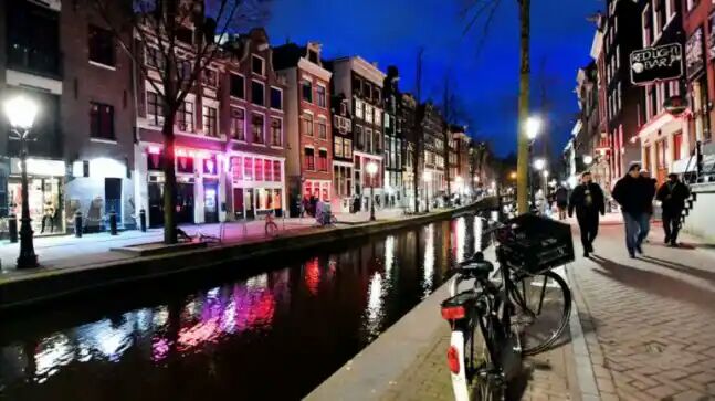 Coronavirus outbreak - Amsterdam sex clubs shut, long queue outside marijuana coffee shops

