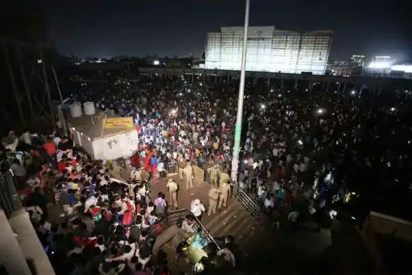 COVID-19 - Migrant Workers Queue At Delhi Bus Terminals To Leave For Home (See pictures)

