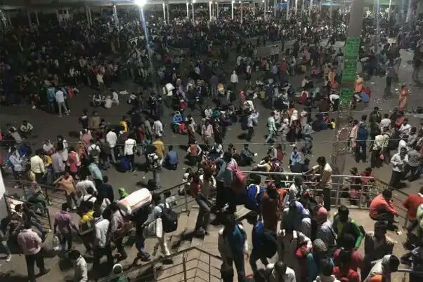 COVID-19 - Migrant Workers Queue At Delhi Bus Terminals To Leave For Home (See pictures)


