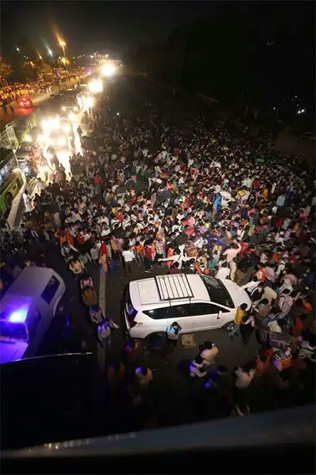 COVID-19 - Migrant Workers Queue At Delhi Bus Terminals To Leave For Home (See pictures)

