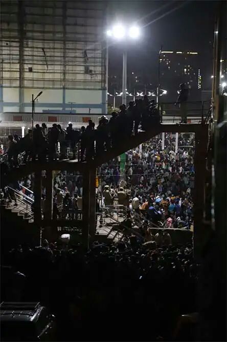 COVID-19 - Migrant Workers Queue At Delhi Bus Terminals To Leave For Home (See pictures)

