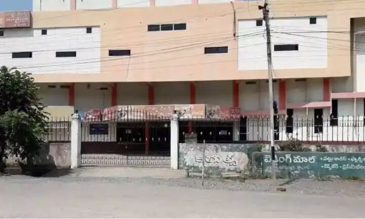 Karimnagar - Move to shut down public places hits daily workers hard

