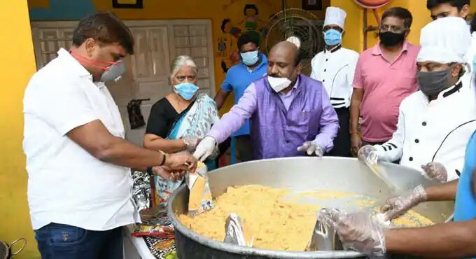 GHMC Mayor applauds Gujarati Seva Mandali for feeding the needy