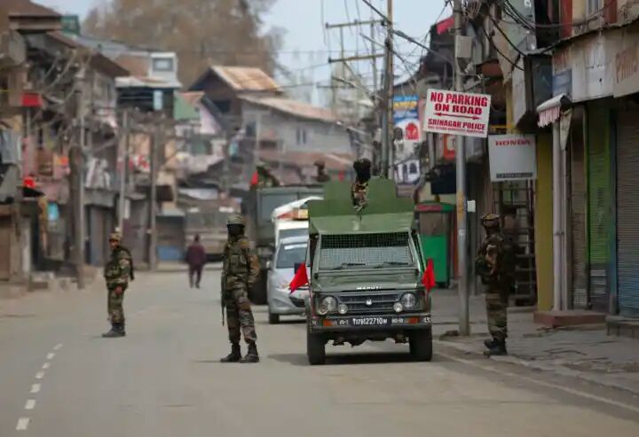 Snow trail fatal for 5 elite troopers